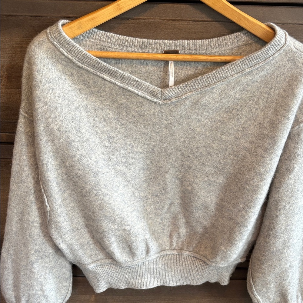 Free People Light Gray V-Neck Cropped Sweater 100% Cashmere - Picture 2 of 12
